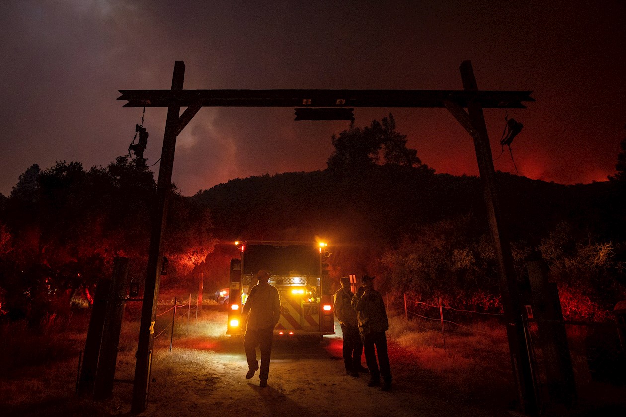El fuego provocó órdenes de evacuación de unas 100 casas y otros edificios mientras atravesaba terrenos forestales.