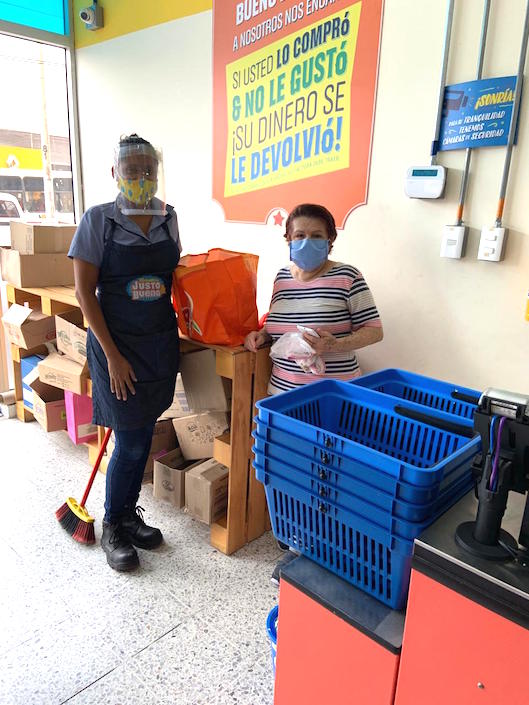 Beneficiarios haciendo efectivos los bonos.