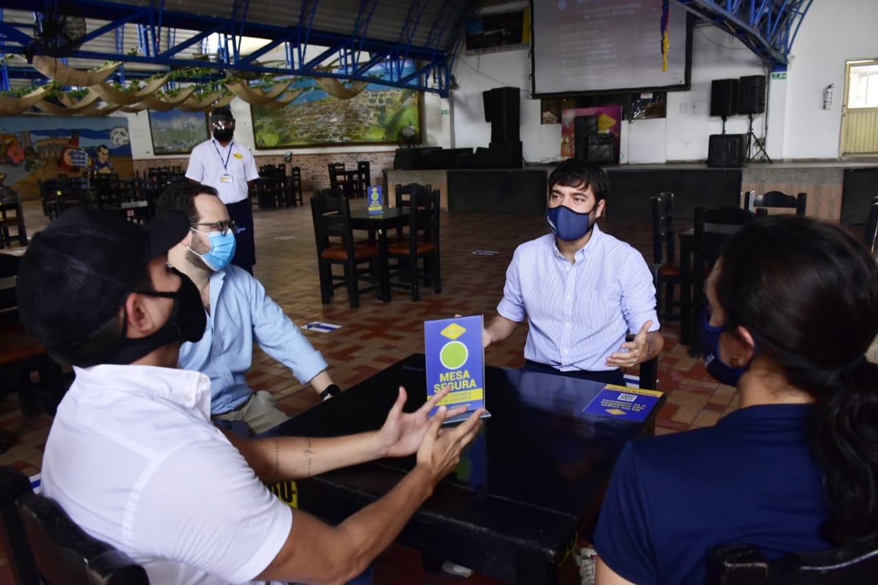 El Alcalde de Barranquilla, Jaime Pumarejo y su equipo de trabajo, en el restaurante Las Vegas.