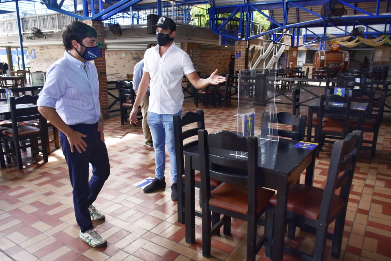 El Alcalde de Barranquilla, Jaime Pumarejo y su equipo de trabajo, en el restaurante Las Vegas.