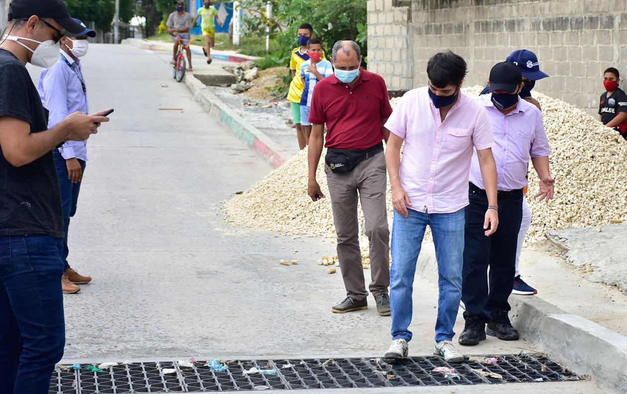 Alcalde de Barranquilla en recorrido por el barrio Pumarejo