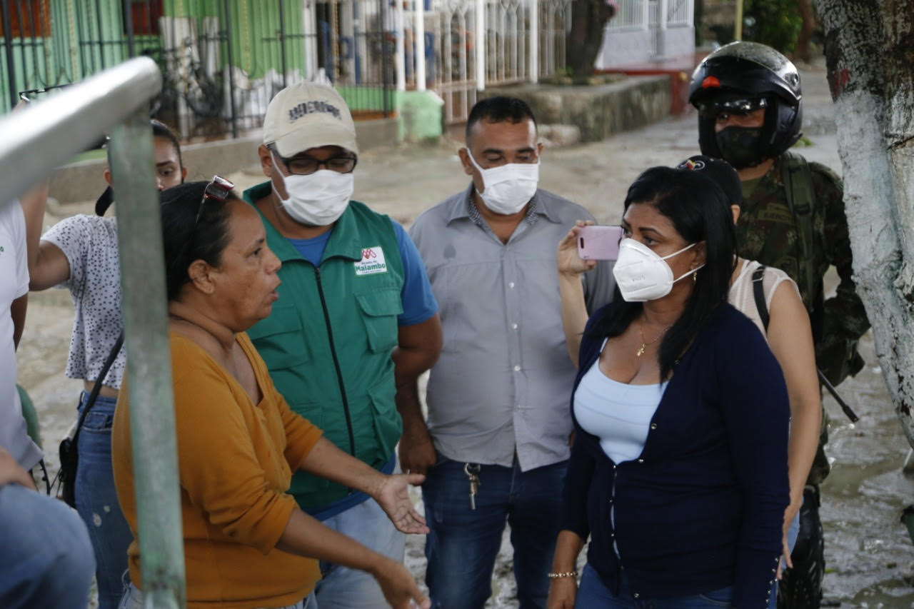 La Secretaria de Gobierno encargada de Malambo visita a familias afectadas.