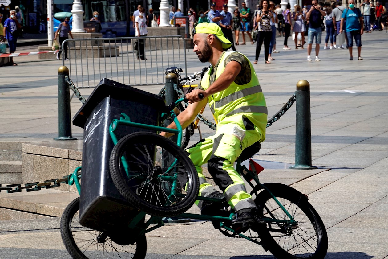 Un basurero corre en su triciclo a lo largo de la pista durante la carrera ciclista de los basureros en la plaza Ban Jelacic en Zagreb, Croacia.