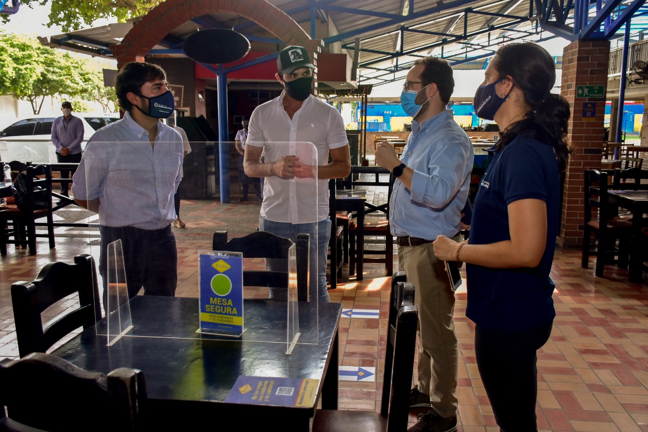 El Alcalde de Barranquilla, Jaime Pumarejo, durante la inspección de los restaurantes autorizados.