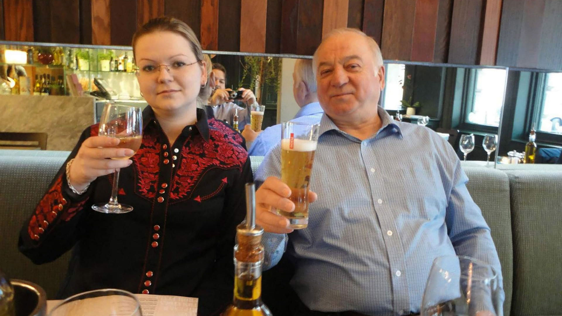 El último caso notorio de envenenamiento fue el del exagente ruso Serguéi Skripal, de 66 años, y su hija Yulia, de 33 años, el 5 de marzo de 2018, cuando fueron hospitalizados en estado crítico en Salisbury (Inglaterra), tras sufrir dos días antes una intoxicación -en un parque- por un gas nervioso de naturaleza militar de fabricación rusa. Ambos se salvaron.