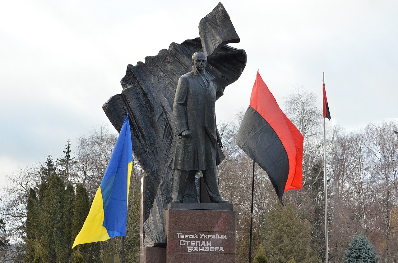 Durante la Guerra Fría, el servicio de inteligencia exterior del KGB soviético utilizó prácticas de envenenamiento con cierta asiduidad. En 1959, el líder nacionalista ucraniano Stepán Bandera murió tras ser tiroteado con una pistola rociadora de cianuro que el asesino llevaba escondida en un periódico.