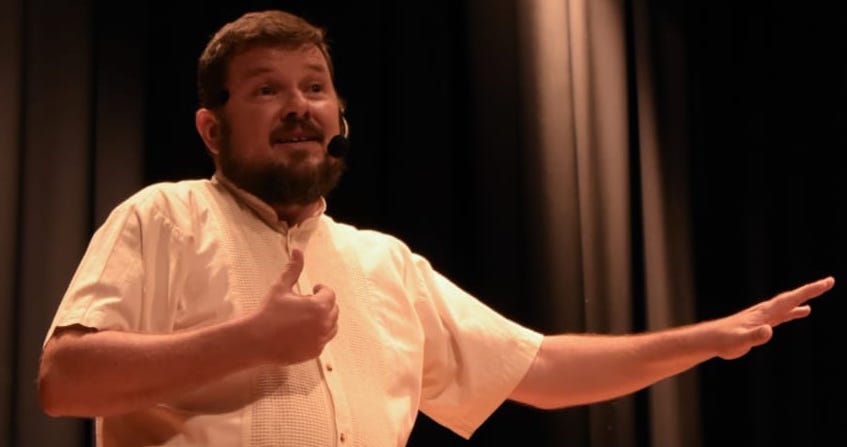 Periodista, historiador y narrador oral escénico oriundo de Costa Rica, Rodolfo González.