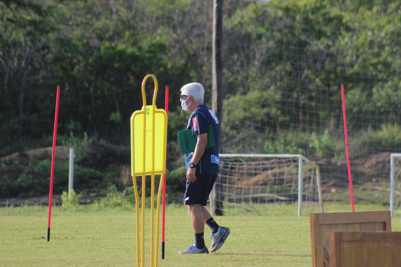 El técnico del equipo rojiblanco, Julio Comesaña, analizando el entrenamiento del pasado viernes.