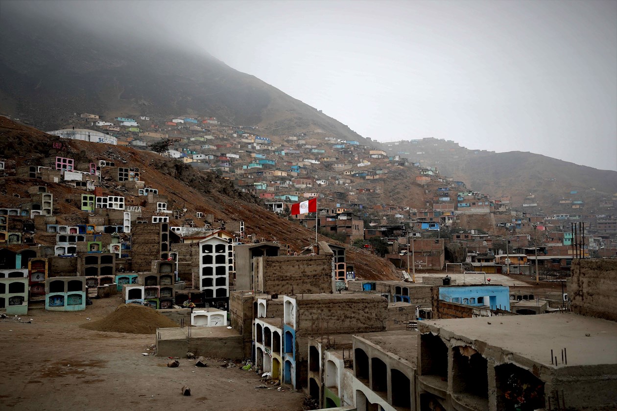 Vista general del Cementerio del distrito de Comas en Lima, Perú.