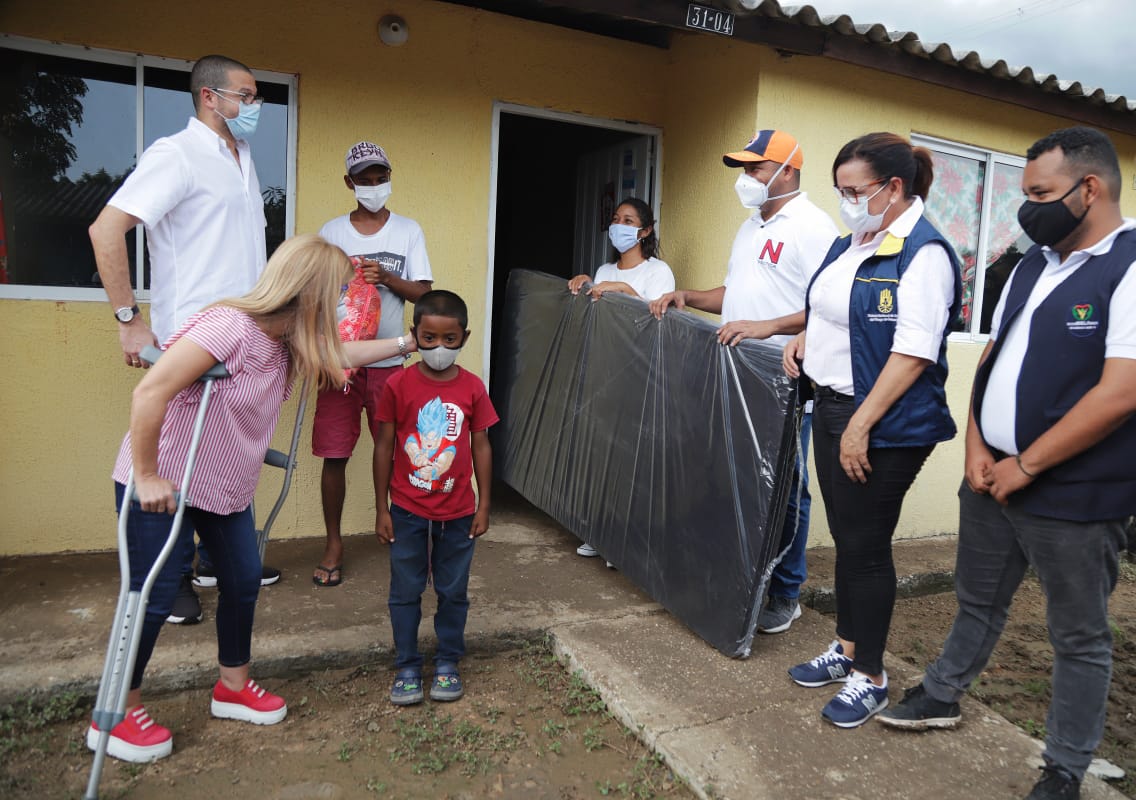 Gobernadora del Atlántico entrega materiales a familias afectadas.