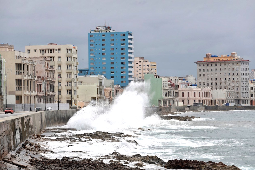 Fuerte oleaje causado por el huracán Laura en La Habana, Cuba.