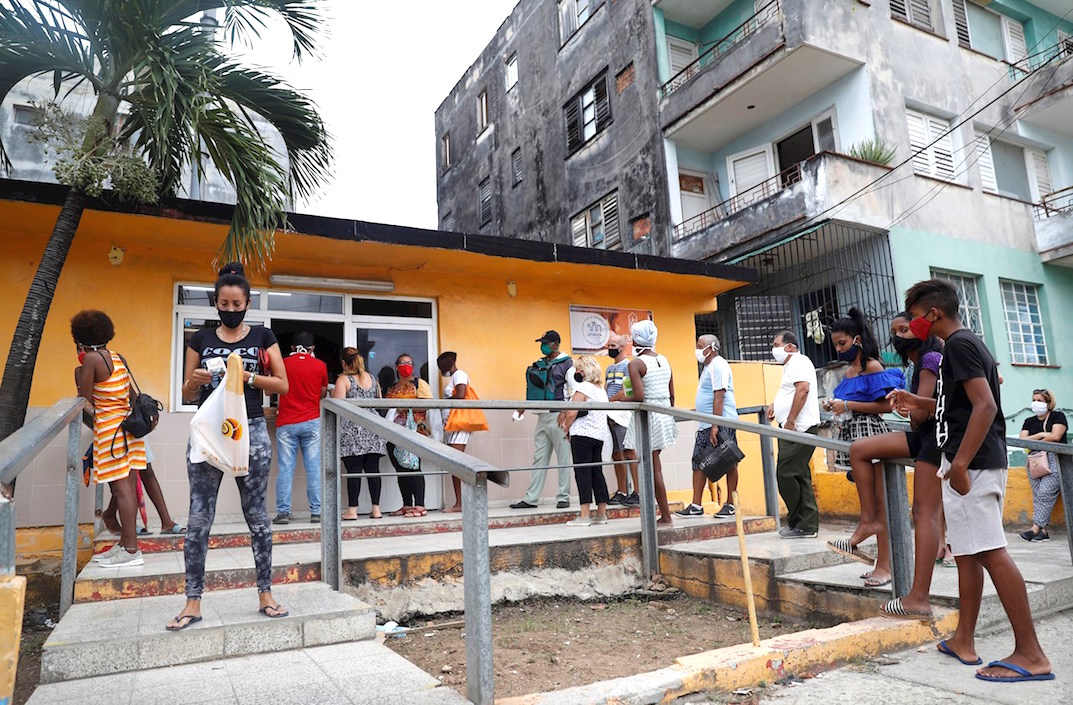 Un grupo de cubanos aprivisionándose por el paso del huracán Laura.