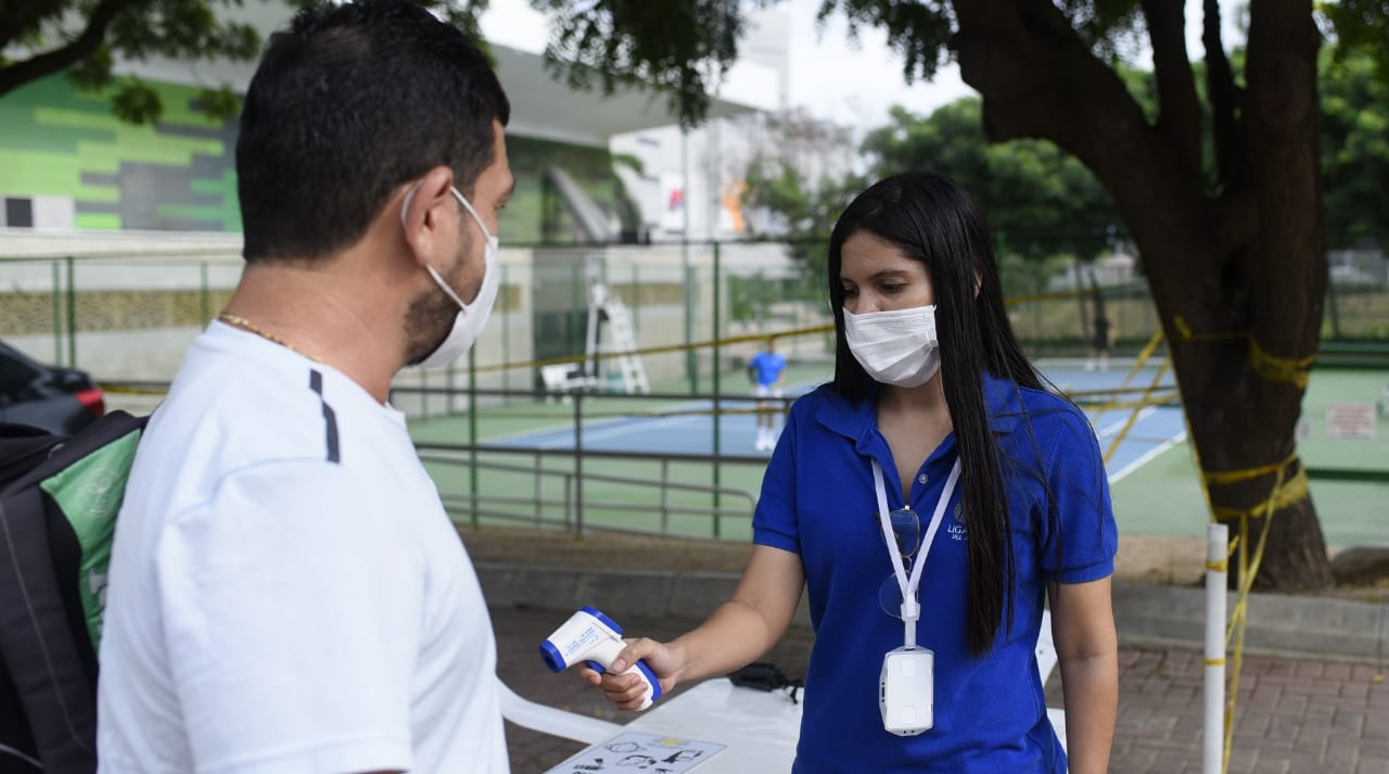 Toma de temperatura a deportistas en el Parque de Raquetas.
