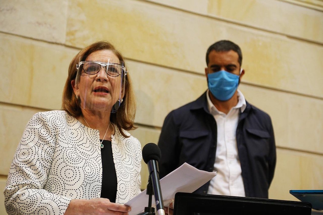 La nueva Procuradora Margarita Cabello dirigiéndose al Senado. A su lado el presidente Arturo Char.