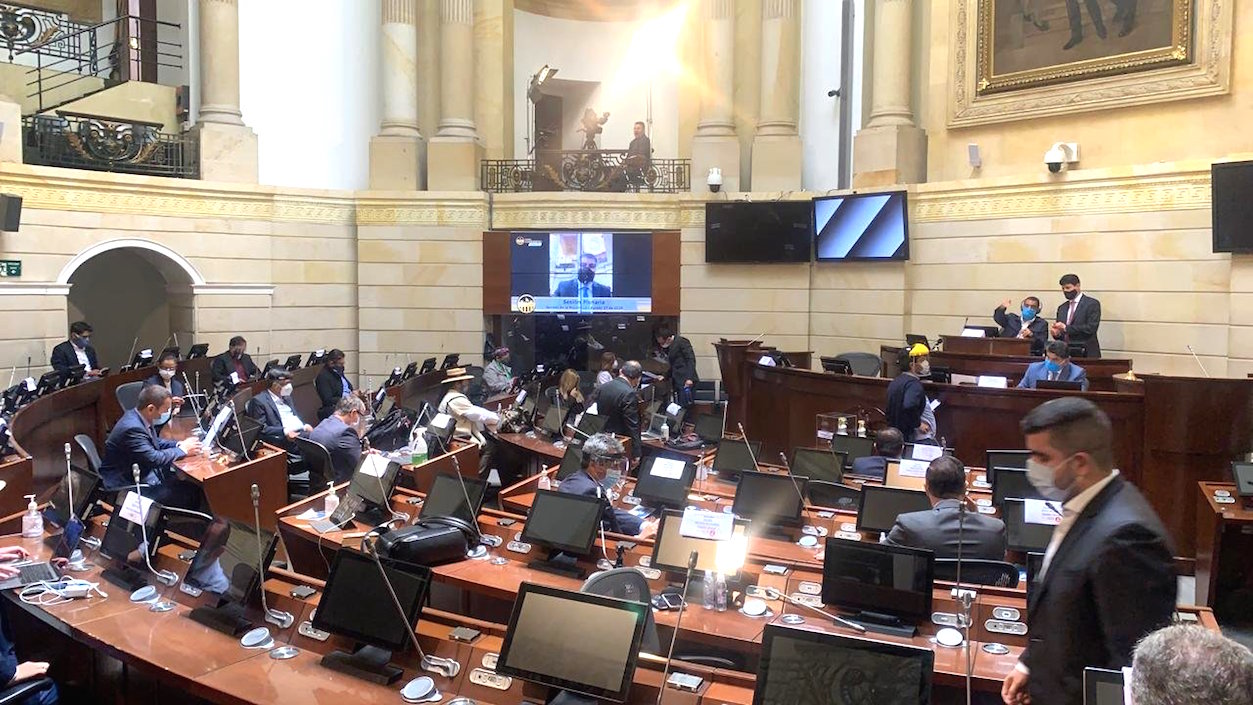 Un grupo de Senadores en el recinto principal.