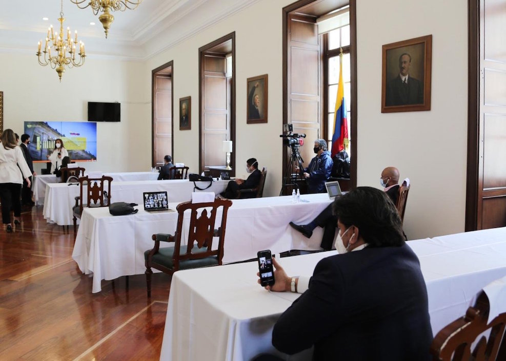 Un grupo de Senadores en uno de los espacios adecuados para la sesión.