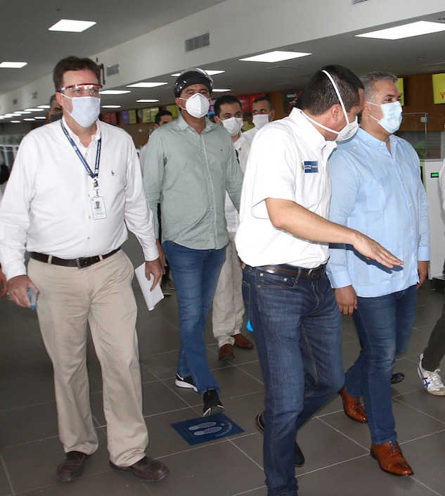 El Presidente Iván Duque recorriendo el aeropuerto Ernesto Cortissoz.