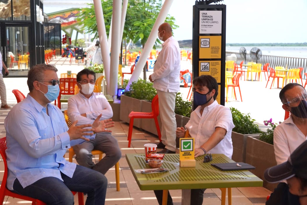 El Presidente iván Duque y el Alcalde Jaime Pumarejo, en uno de los restaurantes del Gran Malecón.