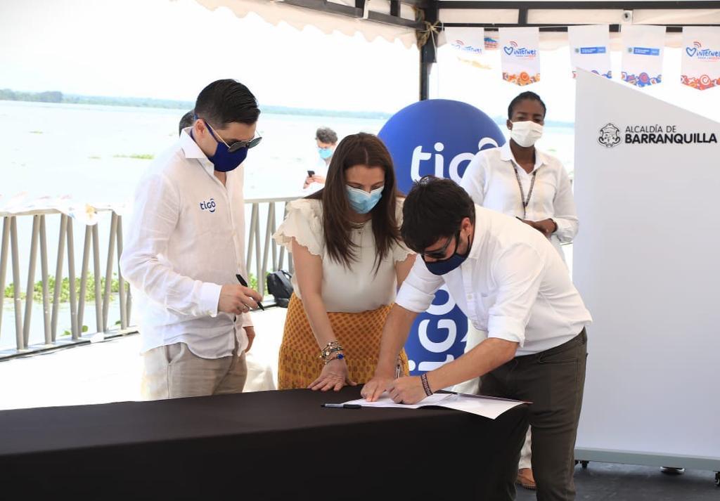 La ministra de las TIC, Karen Abudinen y el Alcalde de Barranquilla, Jaime Pumarejo.