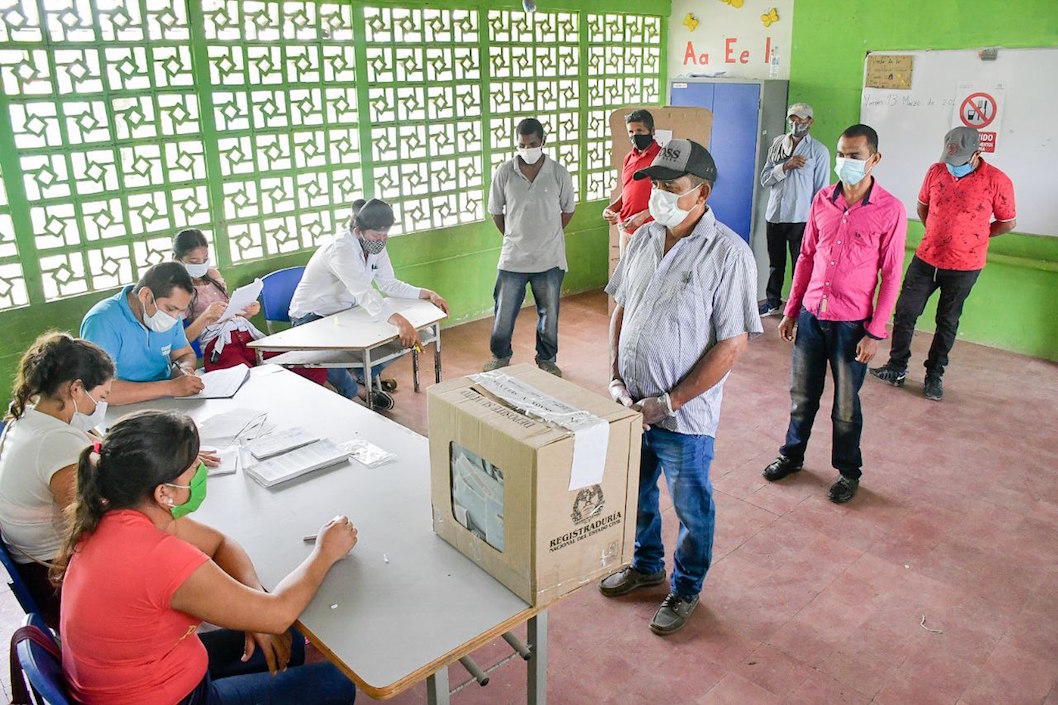 Distanciamiento de los electores en los puestos de votación.