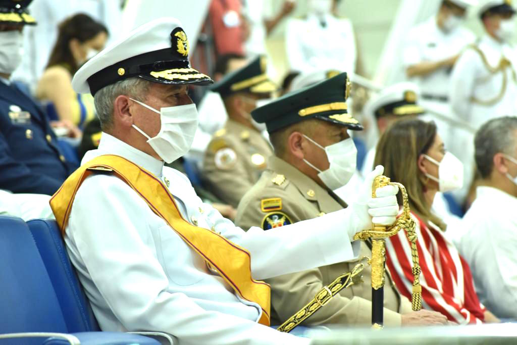El Comandante saliente Almirante Evelio Ramírez Gáfaro.
