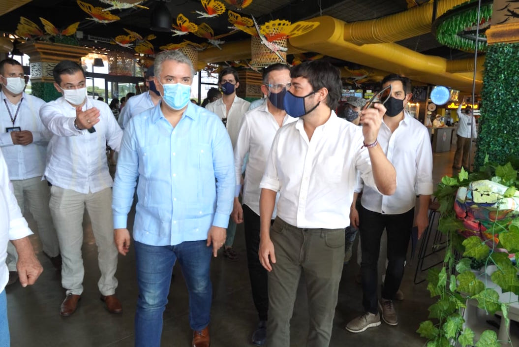El Presidente Iván Duque y el Alcalde Jaime Pumarejo durante el recorrido por el Gran Malecón.