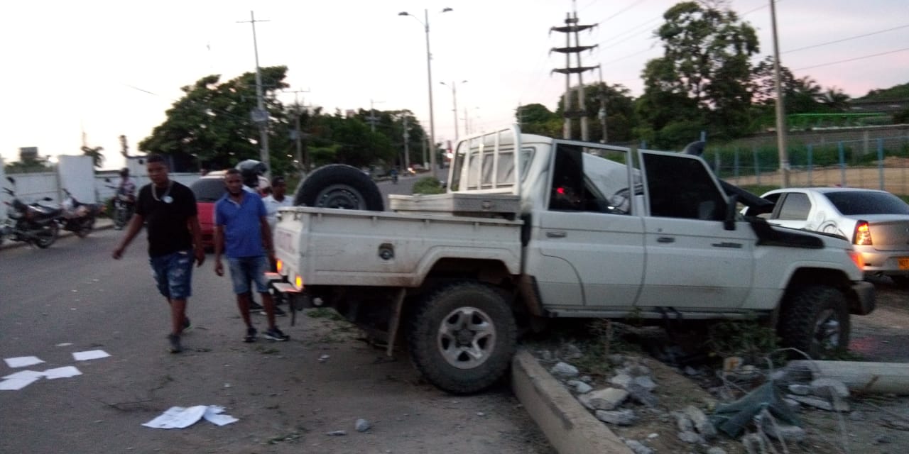 Así quedó la camioneta tras colisionar con el poste. 