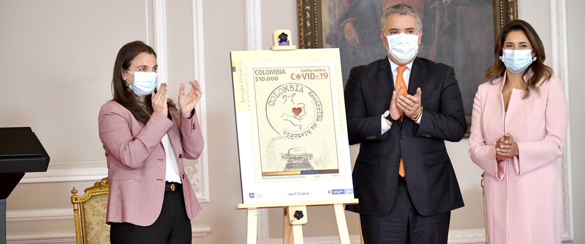 El Prsidente Iván Duque y la Ministra Karen Abudinen durante el lanzamiento de la estampilla.