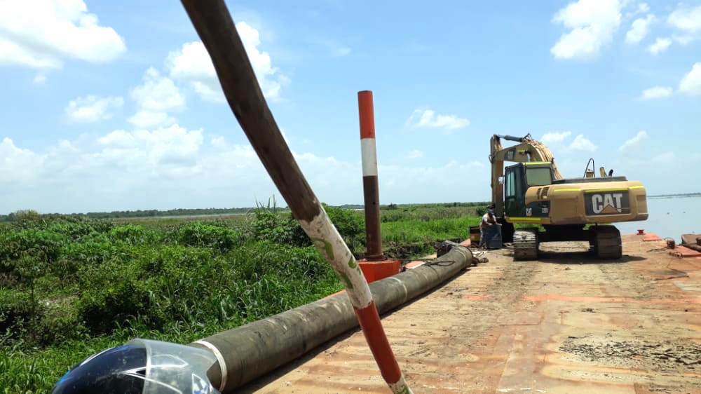 Maquinaria pesada en la zona lista para iniciar el trabajo.