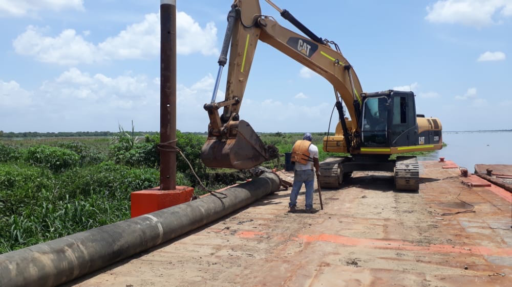 Maquinaria pesada en la zona lista para iniciar el trabajo.