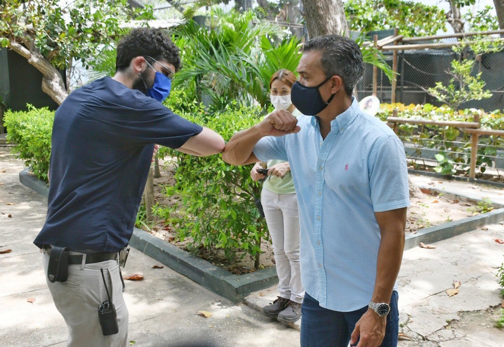 El Director de Barranquilla Verde, Henry Cáceres, presidiendo la entrega.