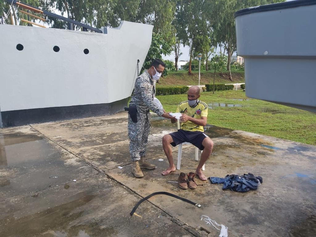 Armada Nacional A Oswaldo Abello le suministraron ropa y zapatos que perdió en el arroyo.