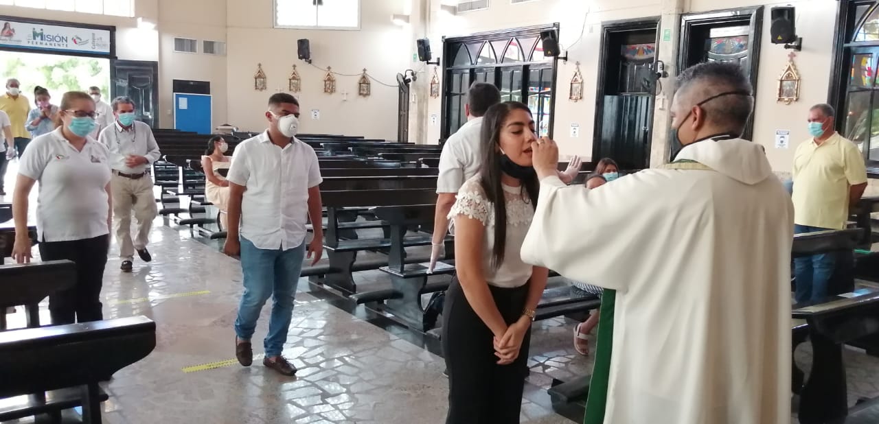 Una feligrés en la comunión en la Parroquia Santa Teresita del Niño Jesús, en el barrio Villa Santos.