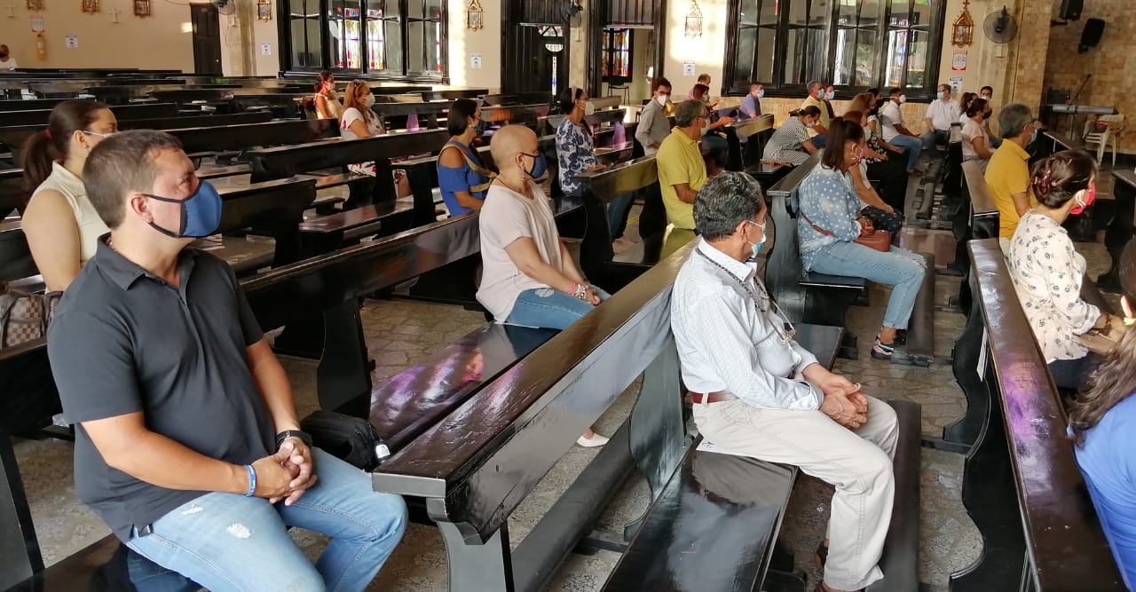 Una o dos personas en cada banca para mantener el distanciamiento.