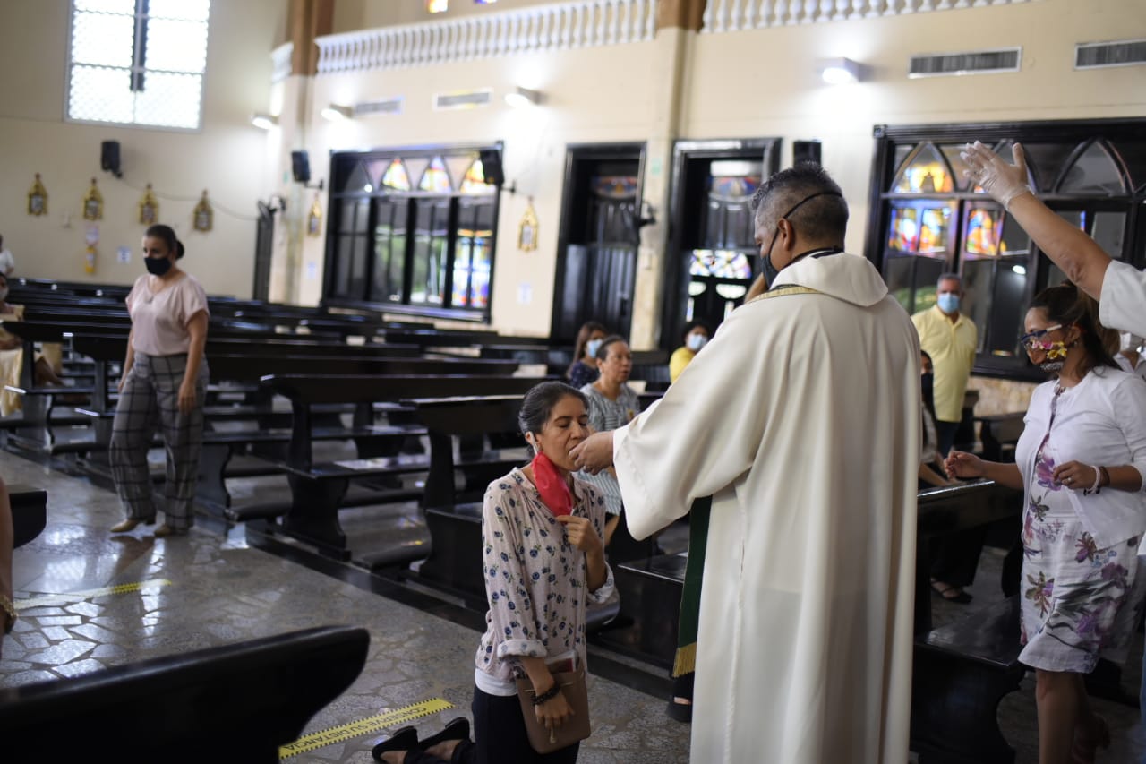 La hora de la comunión en la Parroquia Santa Teresita del Niño Jesús.