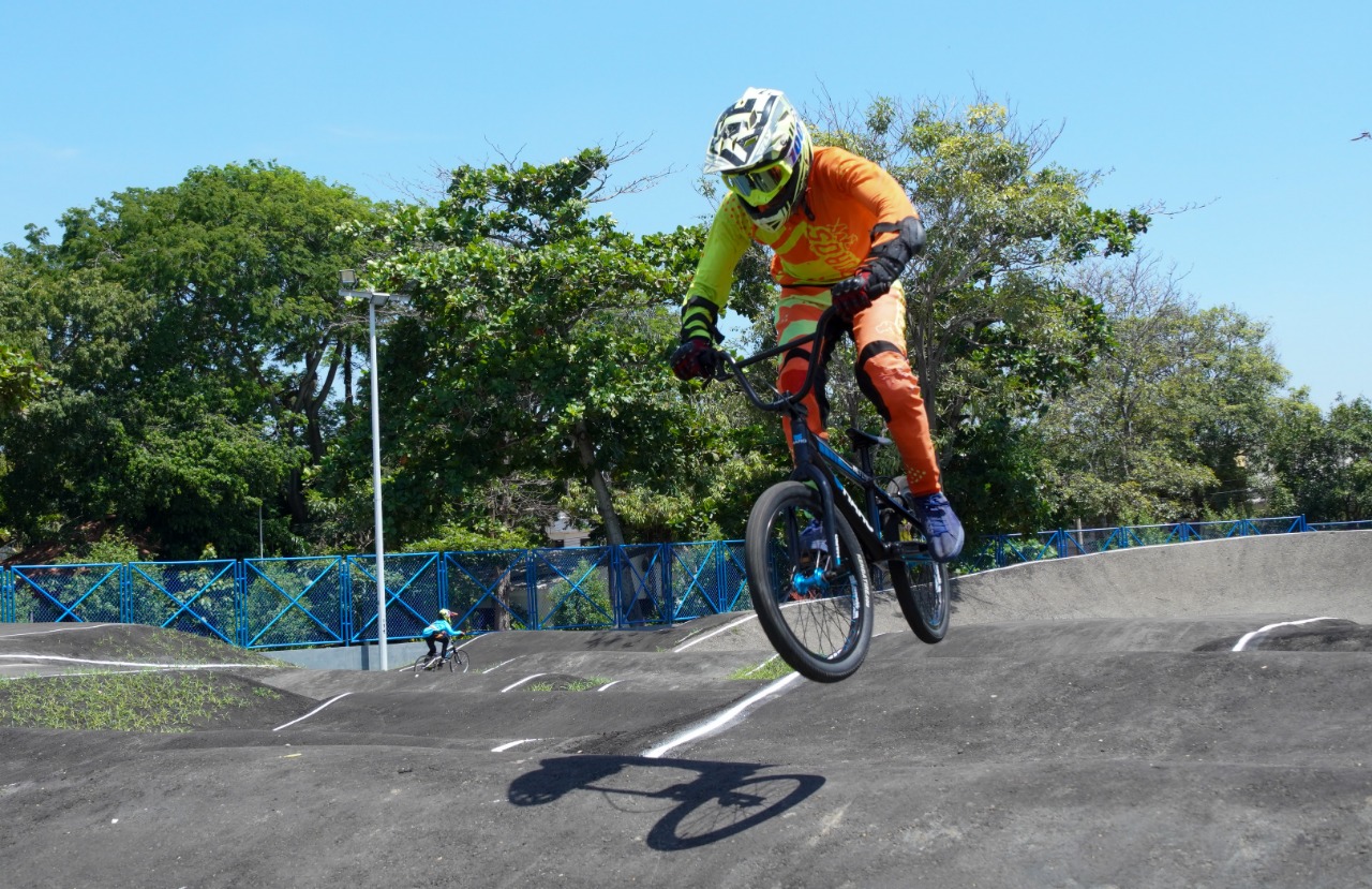 Niños estrenándose la pista de BMX en el Jardín Botánico.