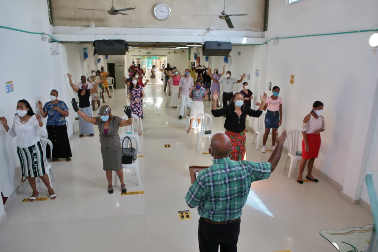 Una de las iglesias cristianas cumpliendo los protocolos de distanciamiento dentro del culto.