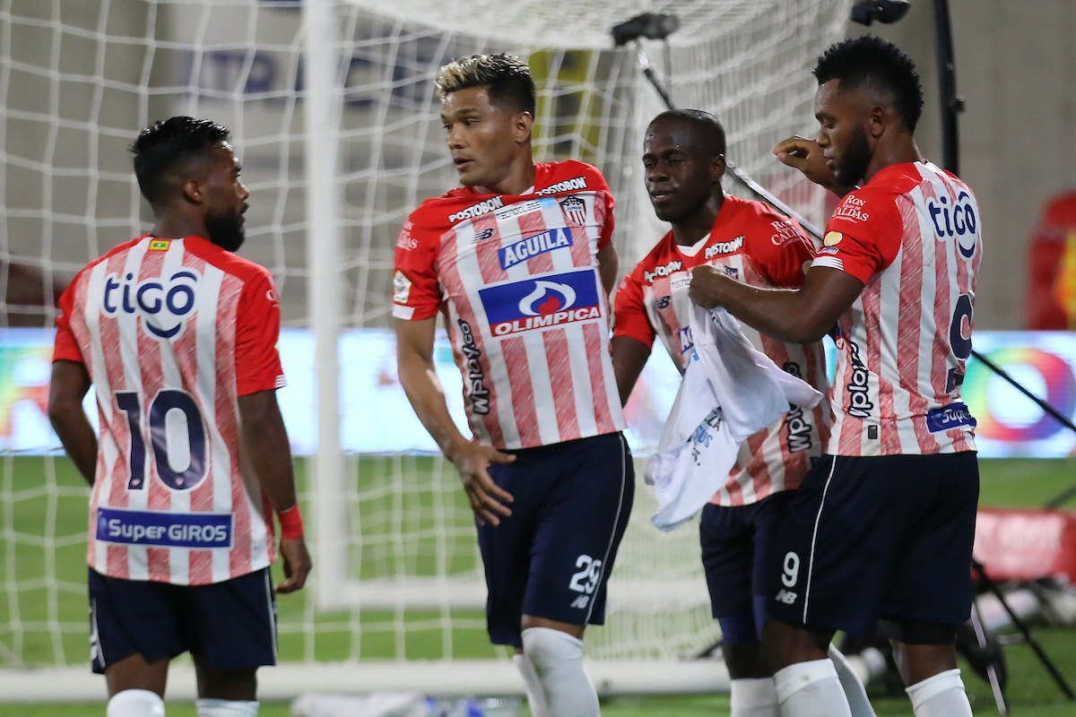 Jugadores del Junior festejando el gol de Miguel Ángel Borja.