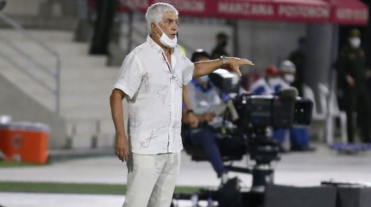 El Técnico Julio Comesaña dirigiendo desde la raya.