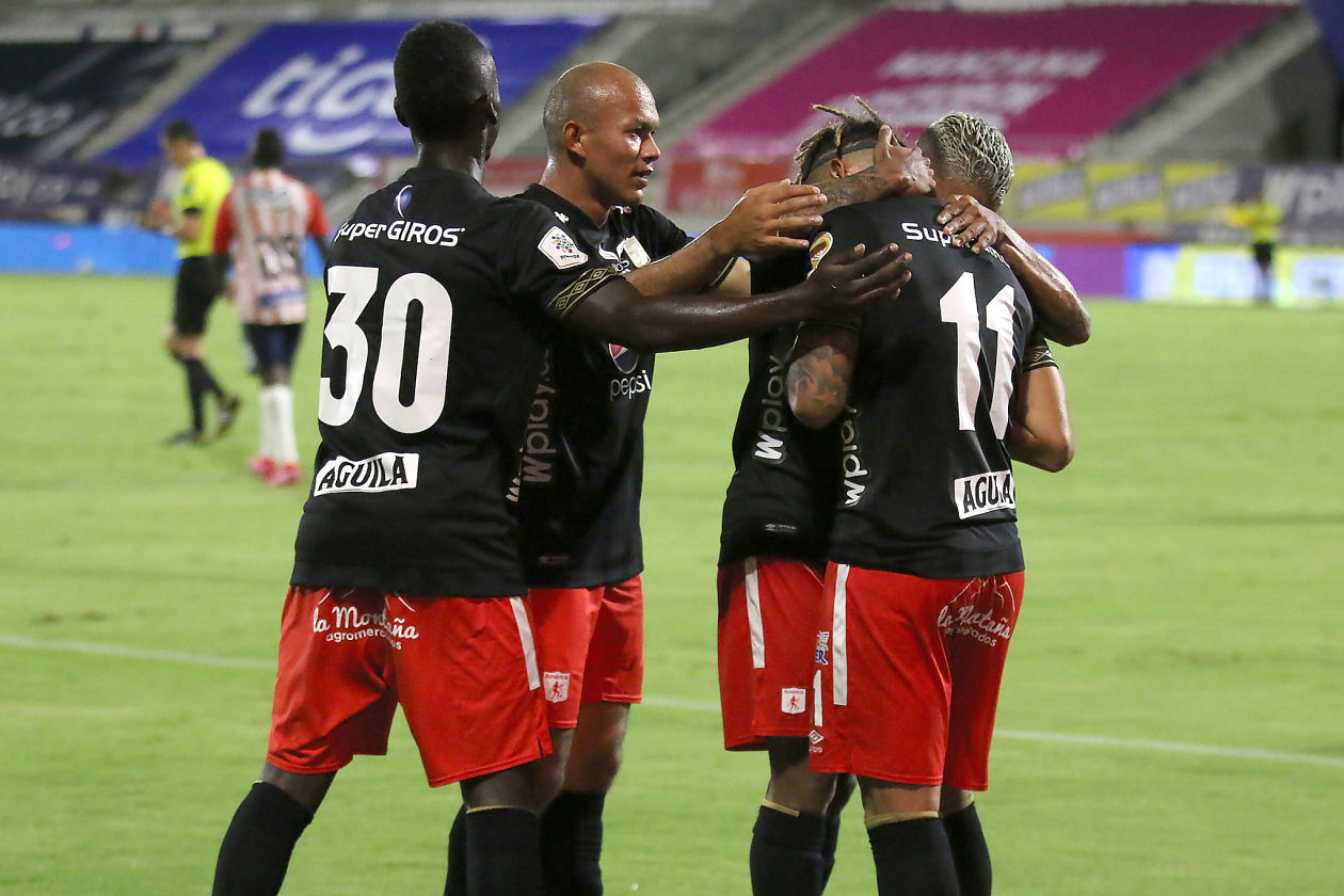 Jugadores del América celebrando el empate.