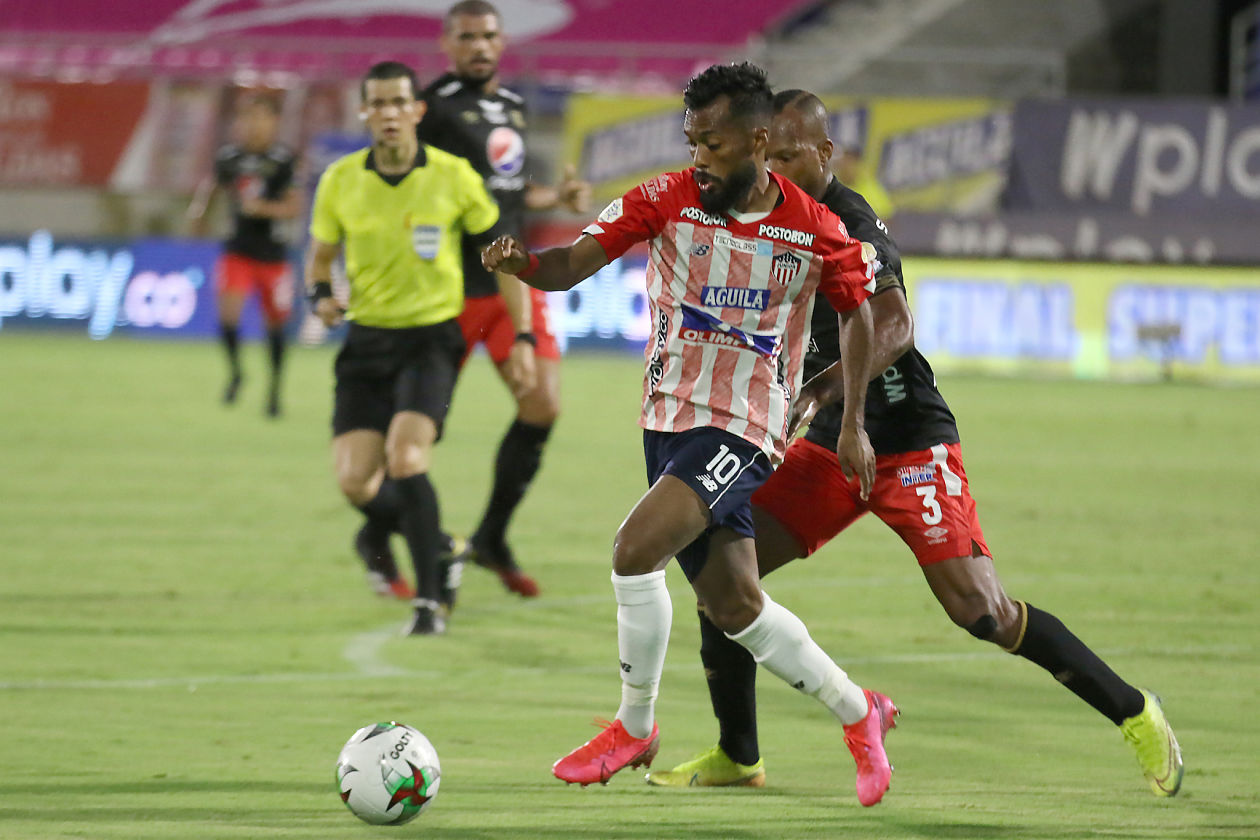 Luis 'Cariaco' Gonzalez superando la marca del lateral Edwin Velasco.