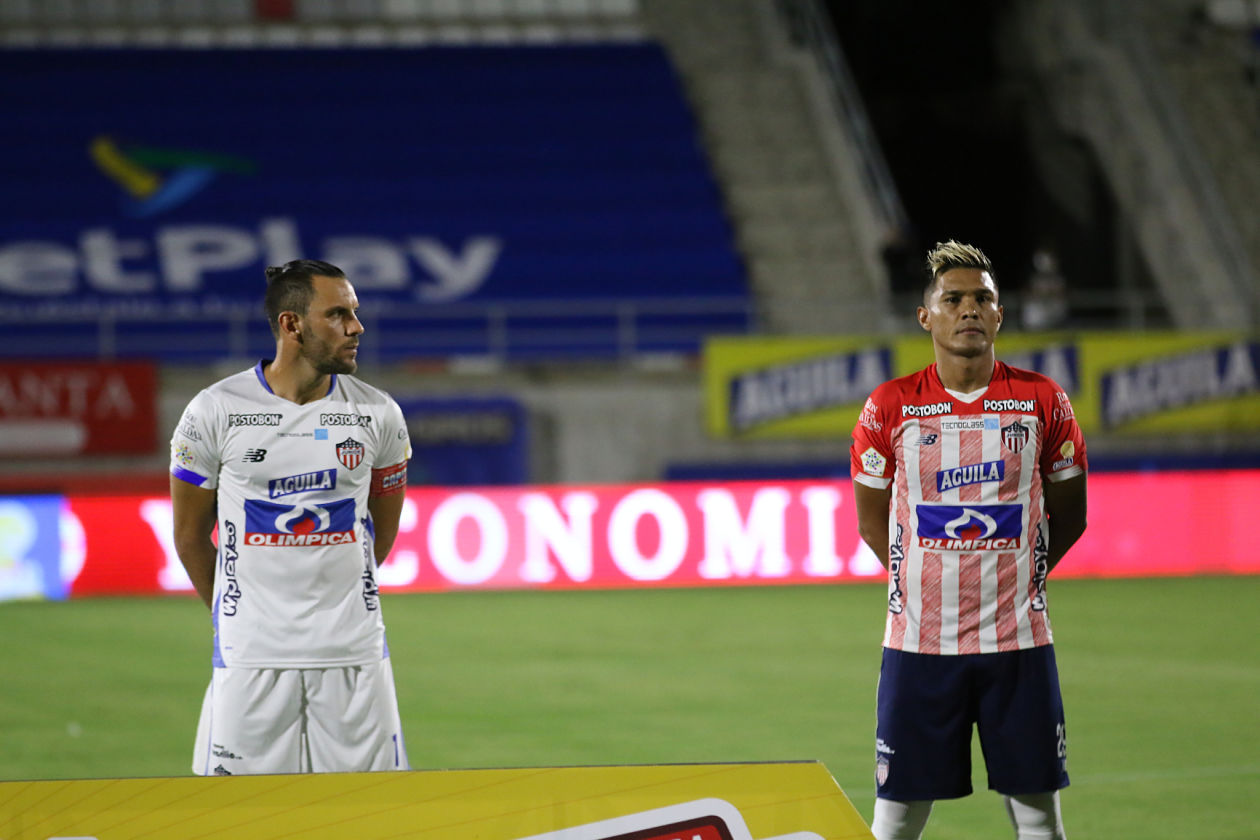 Sebastián Viera y Teófilo Gutiérrez en los actos protocolarios.