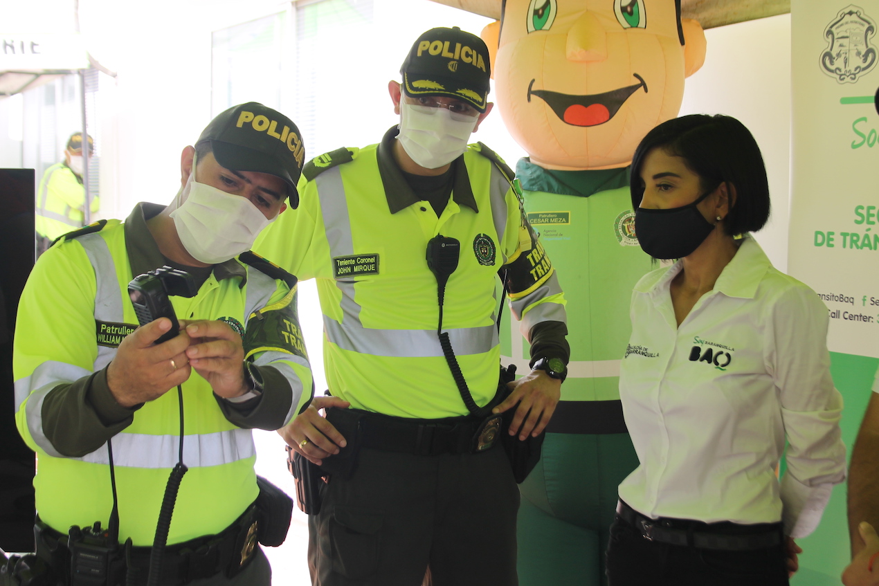 La Secretaria de Tránsito de Barranquilla, Angélica Rodríguez, y subcomandante de la Policía Metropolitana de Barranquilla, coronel Manuel Rojas Laverde,