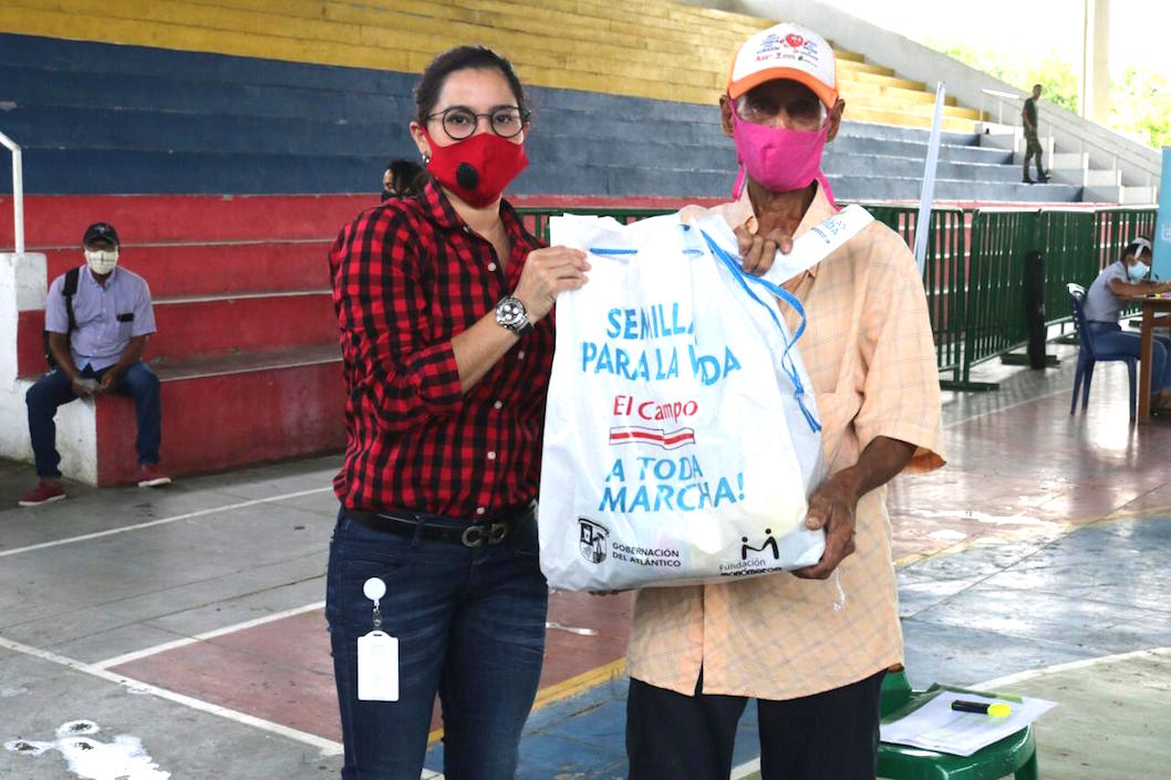 La Secretaria de Integración Socioeconómica, Marcela Sierra, entregando el kit a uno de los beneficiarios.