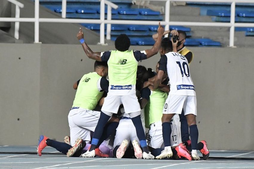 La celebración del gol de Carmelo Valencia.