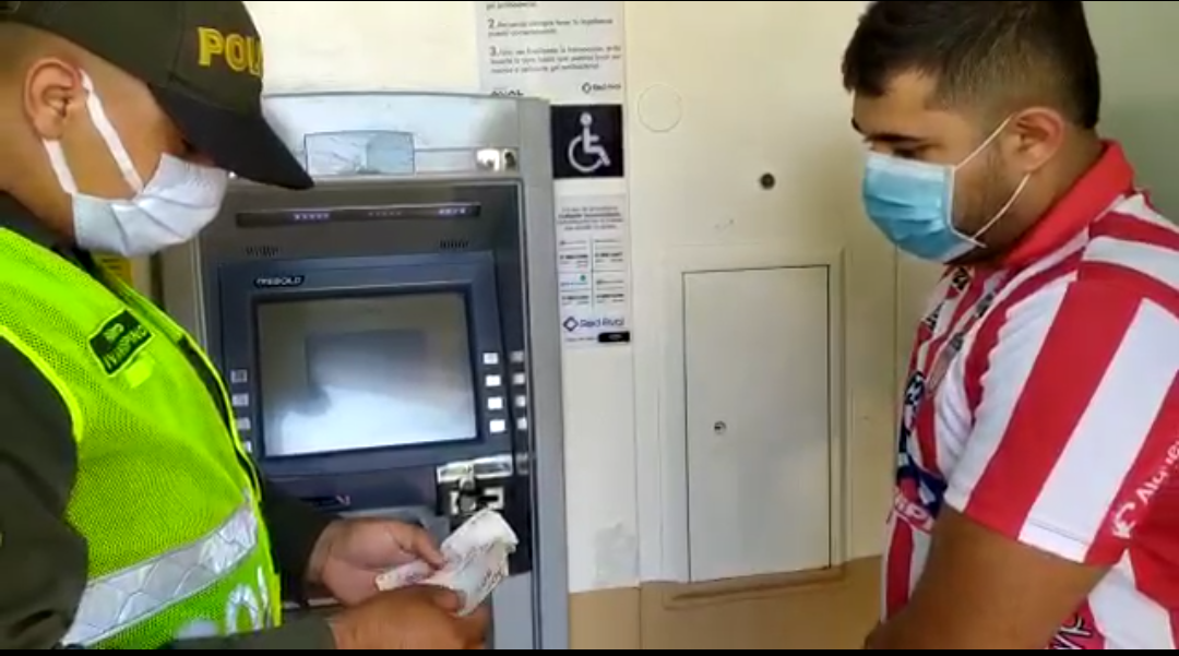 Captura de Video Policía entrega dinero a cliente.