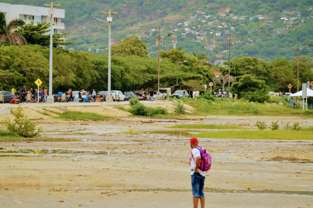 Vehículos en la vía del Malecón.