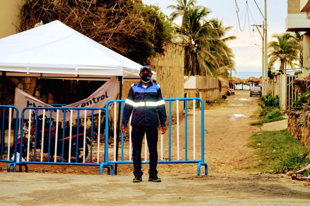Agentes de Tránsito intentando controlar.