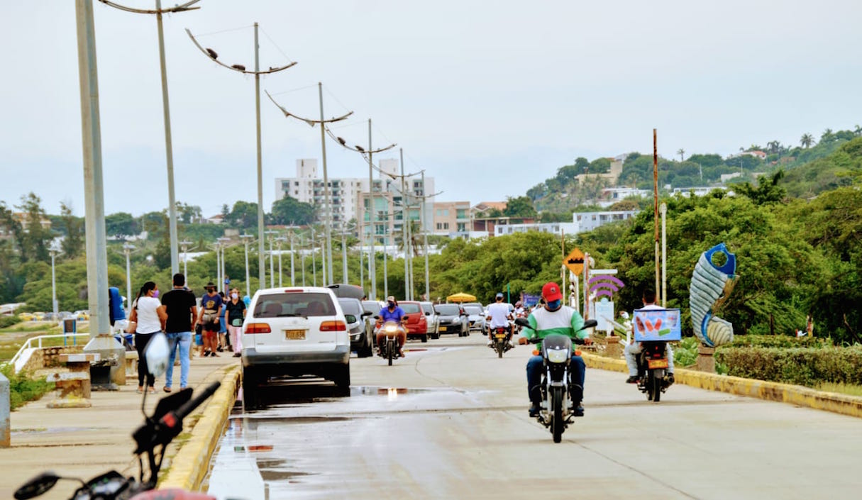 Motociclistas y vehículos en el Malecón.