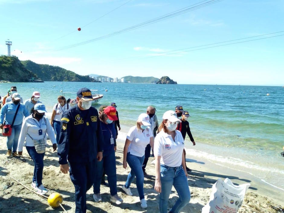 Autoridades inspeccionando las playas.